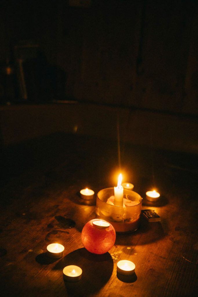 il n'y a pas d'électricité dans les refuges non-gardés des vosges, donc on s'éclaire à la bongie