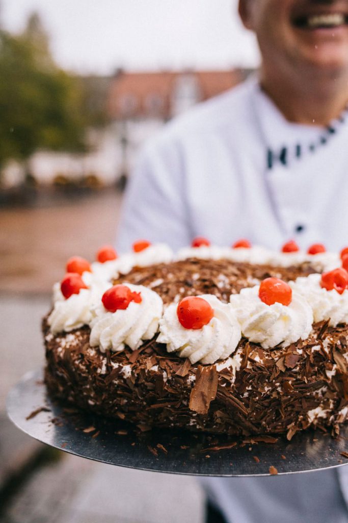 Le gateau de la forêt noire au café pause à Freudenstadt