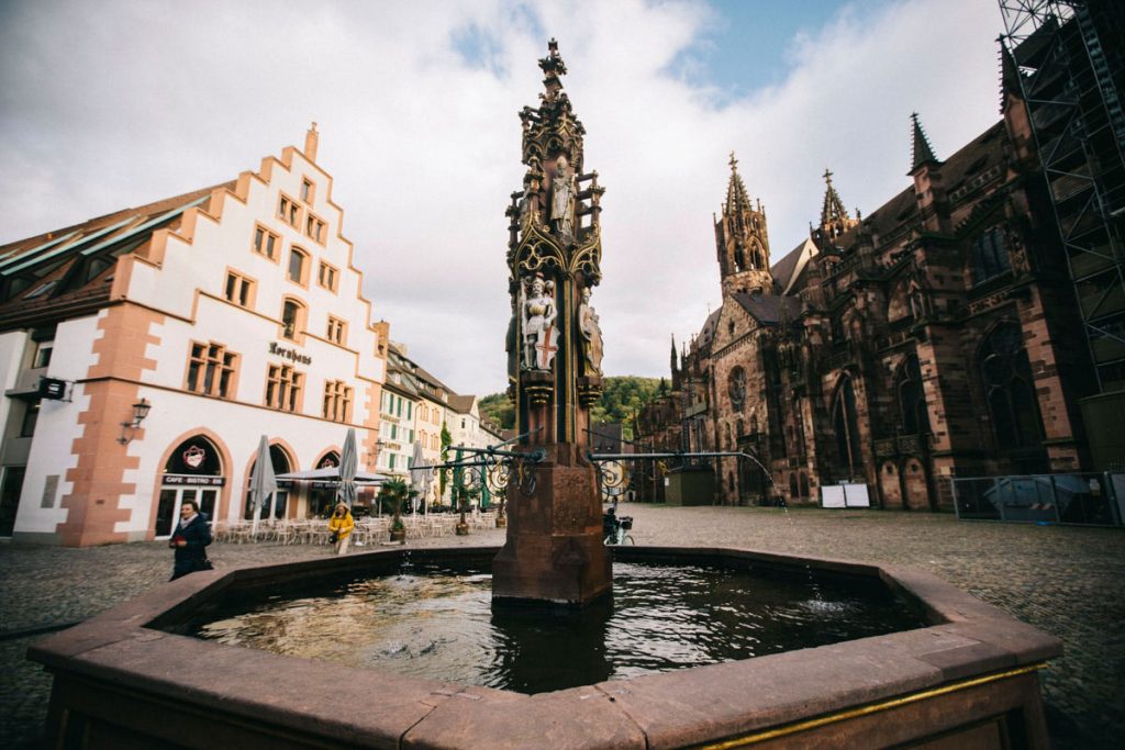 La place du marché et la cathédrale de Fribourg