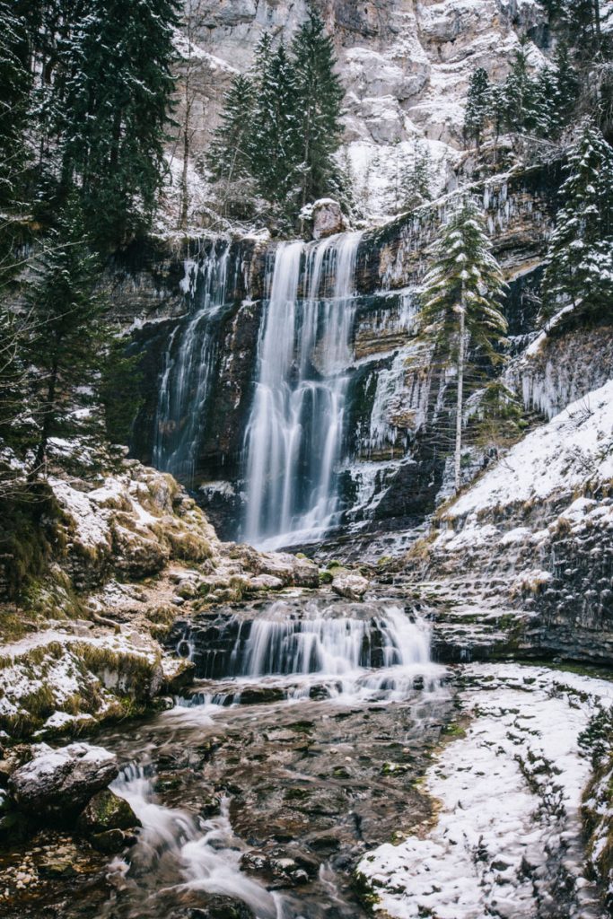 la cascade du cirque depuis le pont en bois en Isère