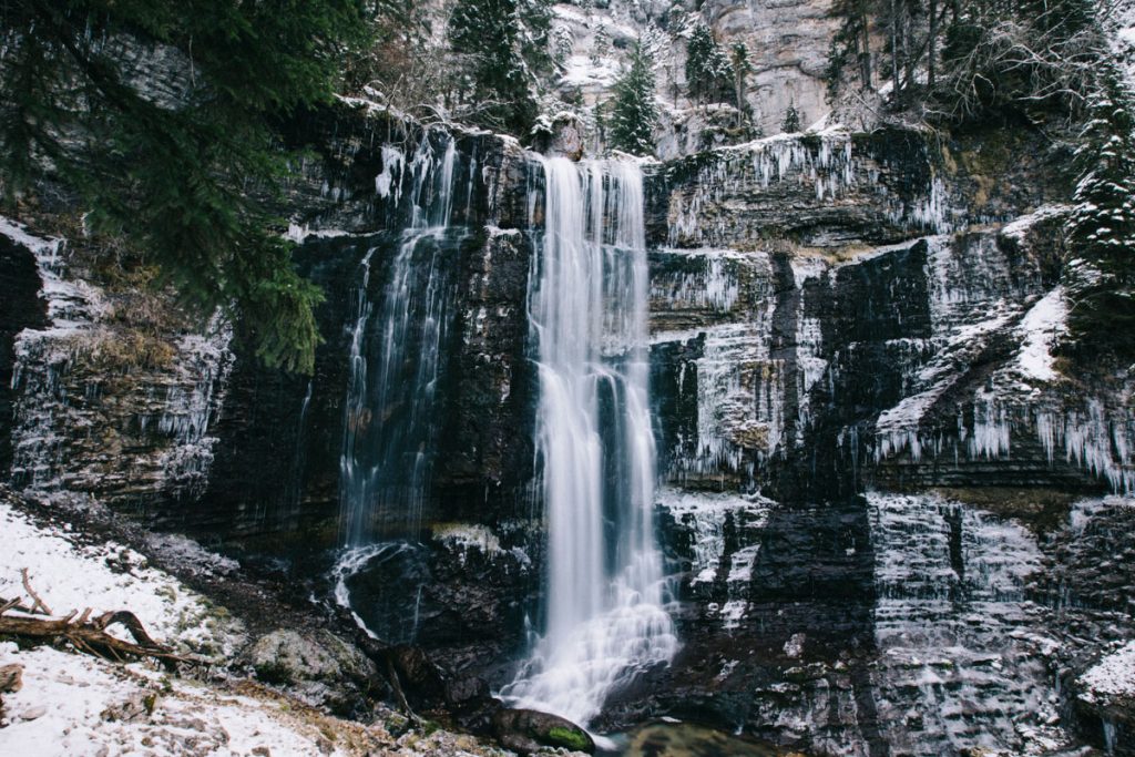 la grande Cascade du Cirque de Saint-même gelée en hiver