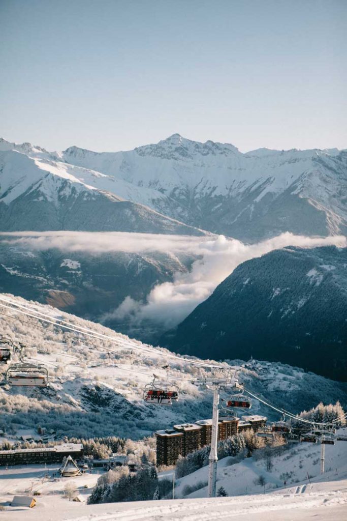 La station d'hiver du Corbier dans la vallée de la Maurienne et Savoie