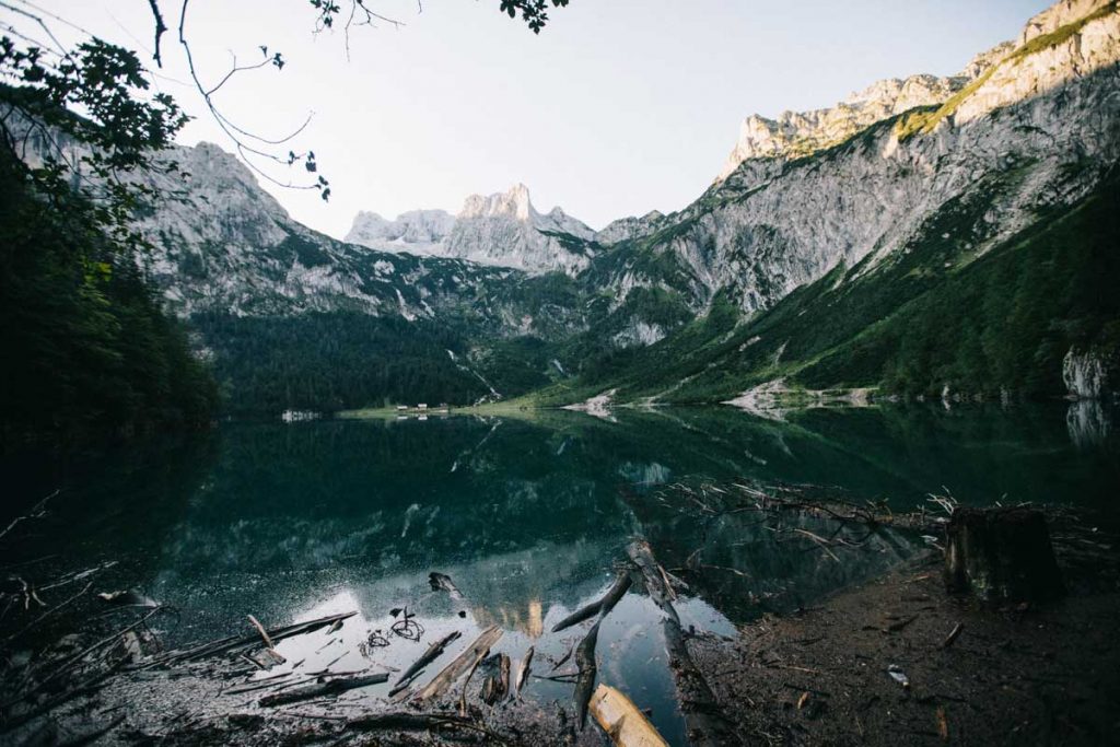 le lac supérieur de Gosausee à la tombée de la nuit avec le glacier Horer Dachstein