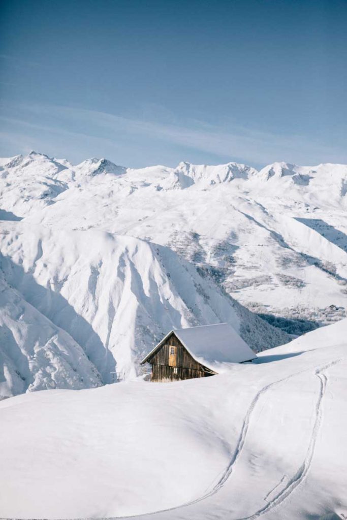 une petite cabane savoyarde sur la station de ski du Corbier