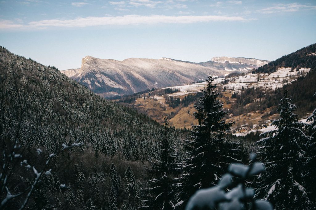 Panorama sur le massif de la Chartreuse depuis le sentier des Cascades