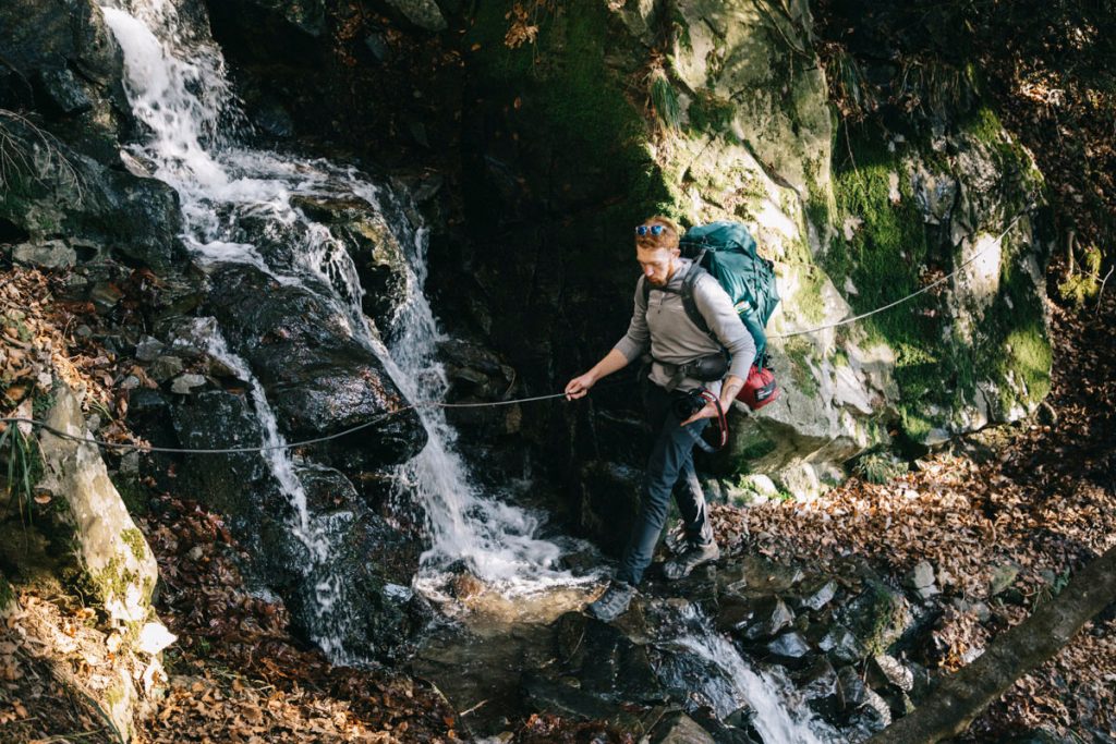 passage d'une cascade sur le sentier du lac de la Lauch vers Linthal