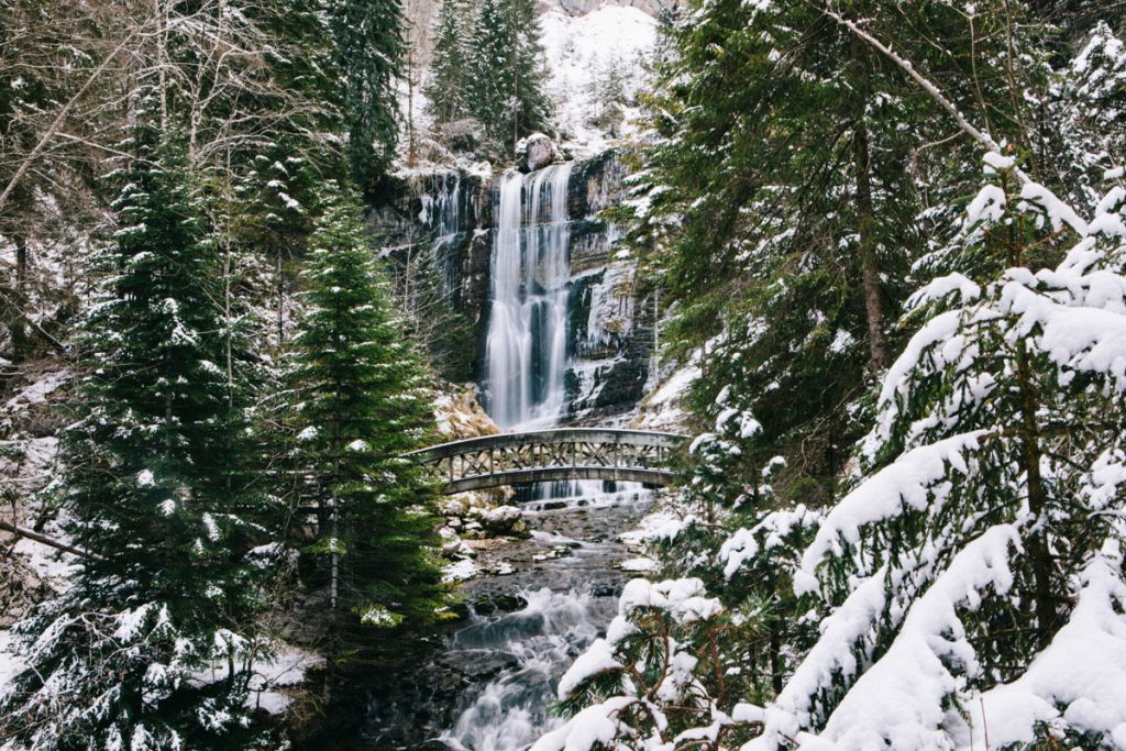 la grande cascade et le pont en bois du cirque de Saint-Même
