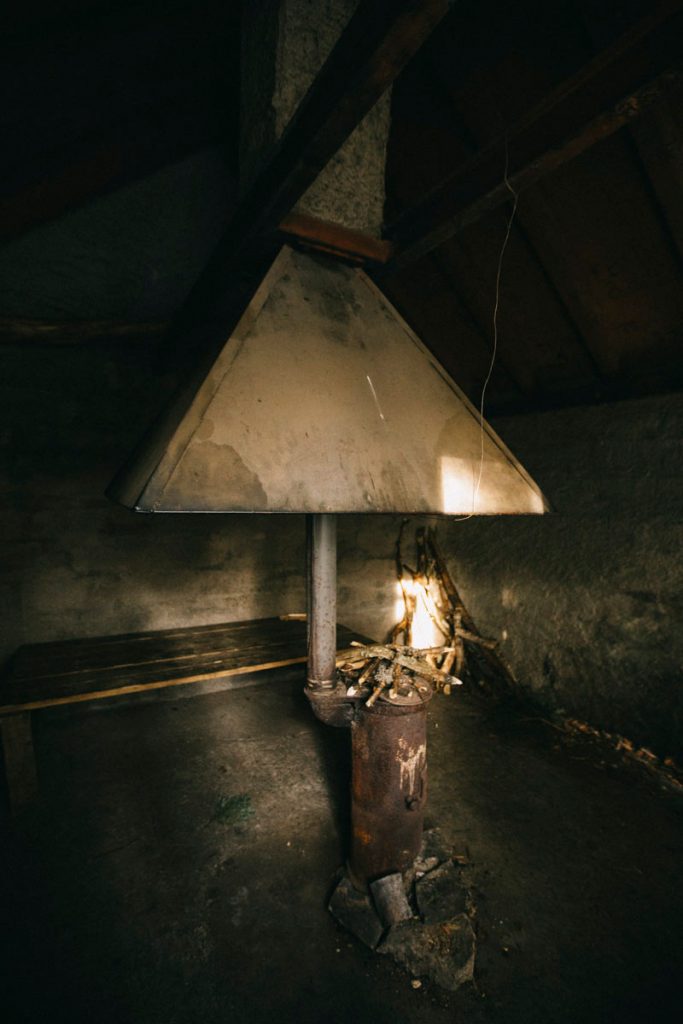 l'intérieur du refuge non gardé avec le poêle à bois