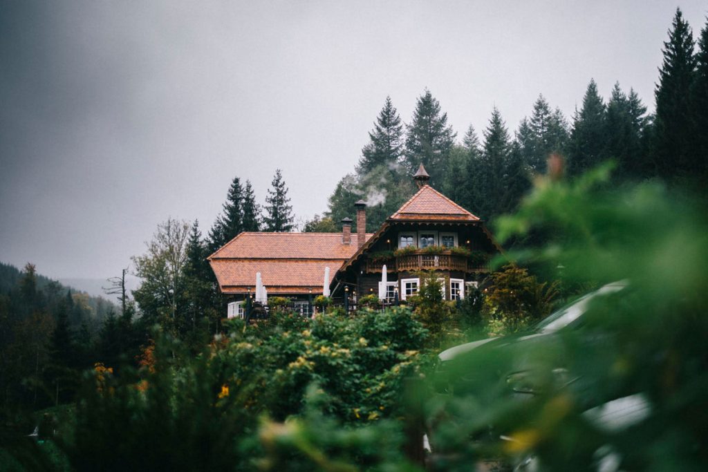 Un restaurant typique de la forêt noire à Bullbach