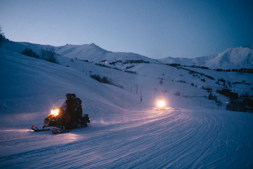 Une sortie nocture en motoneige sur le domaine du Corbier en Savoie dans les Alpes Françaises