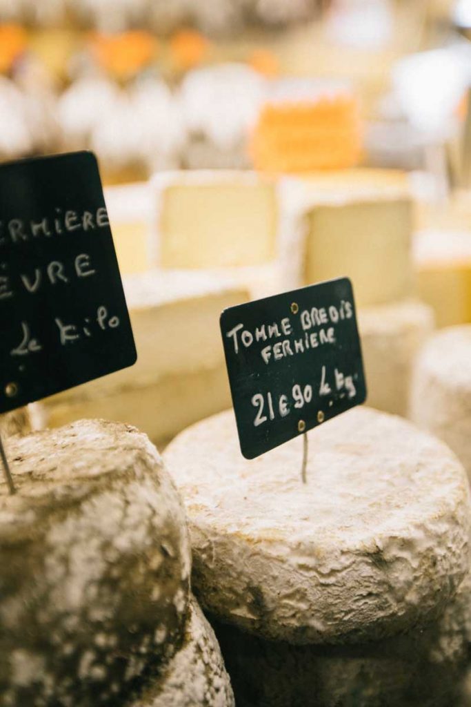 de la tomme de savoie dans une coopérative en Maurienne