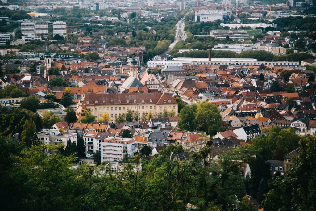 panorama sur la ville de Karlsruhe et la Fôret Noire depuis la montagne de Turmberg