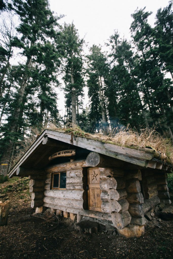 la refuge non gardé du juste de l'étoile, un charme fou avec ses rondins de bois