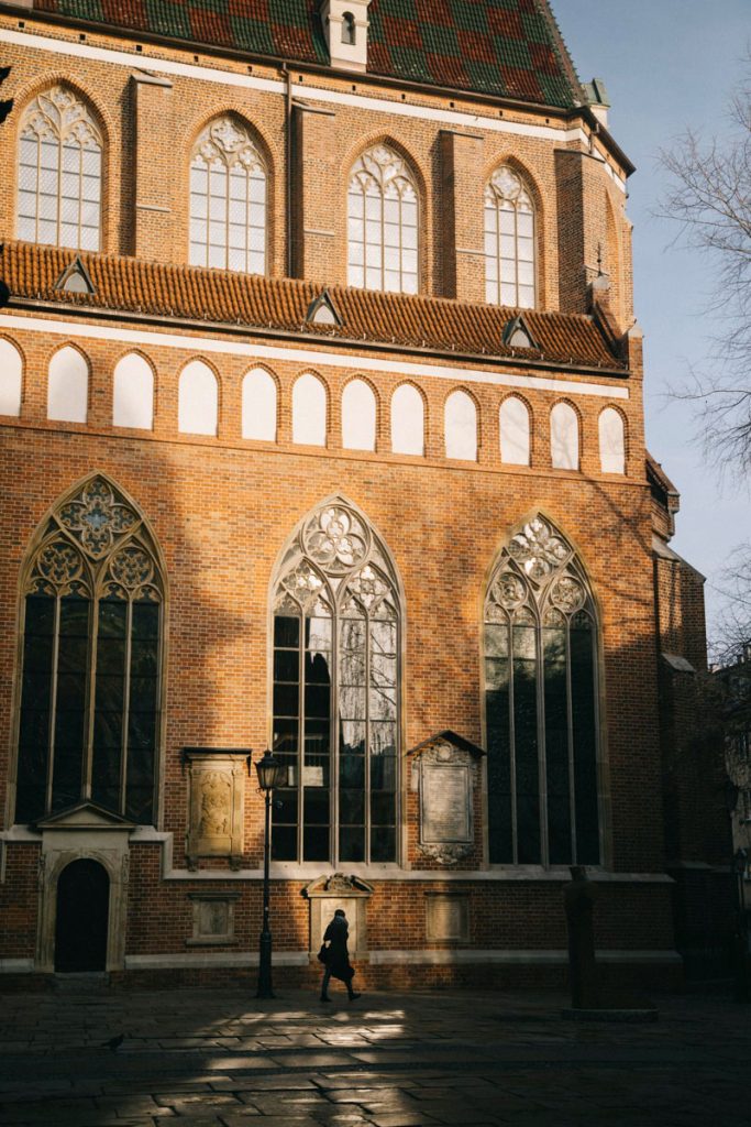 sur le parvis de l'église Saint-Elisabeth à Bresleau