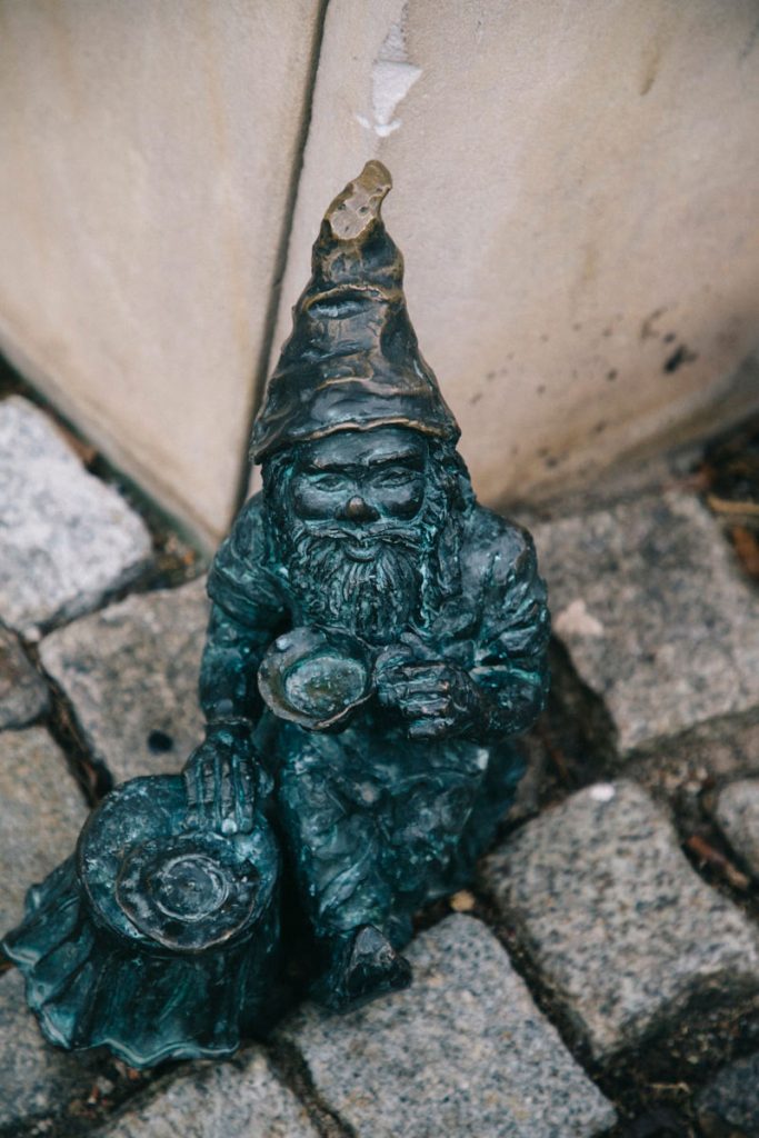 lutin qui boit du café à Wroclaw