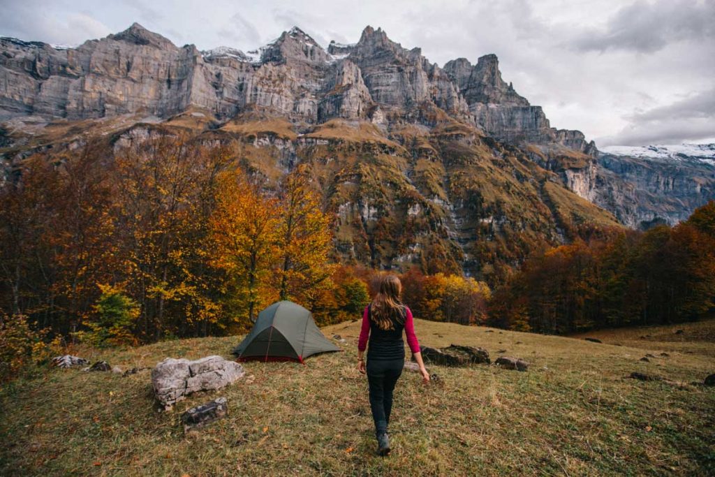 bivouac ou camping sauvage dans les Alpes dans le cirque de Sixt-fer-à-Cheval