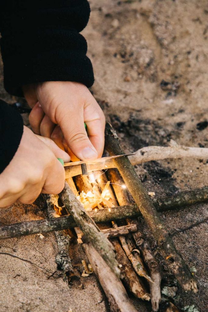 des leçon de survit pour apprendre à faire du feu avec une pierre à feu
