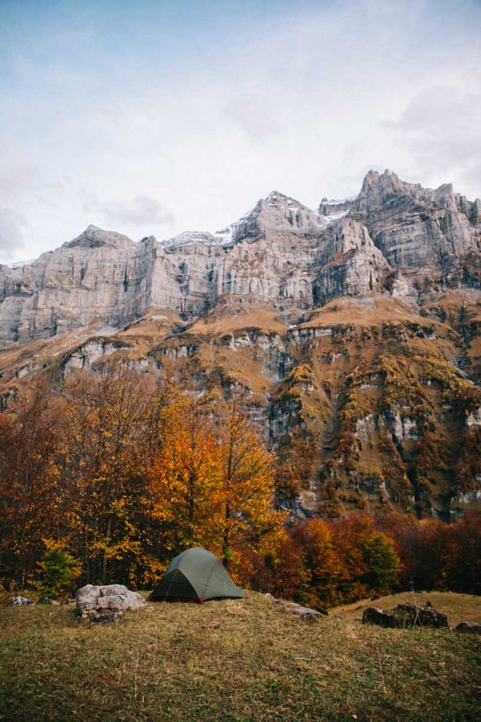 Bivouac automnale dans le cirque de Sixt-fer-à-Cheval en France. Crédit photo : Clara Ferrand #savoie #france #alpes #randonnee #hike