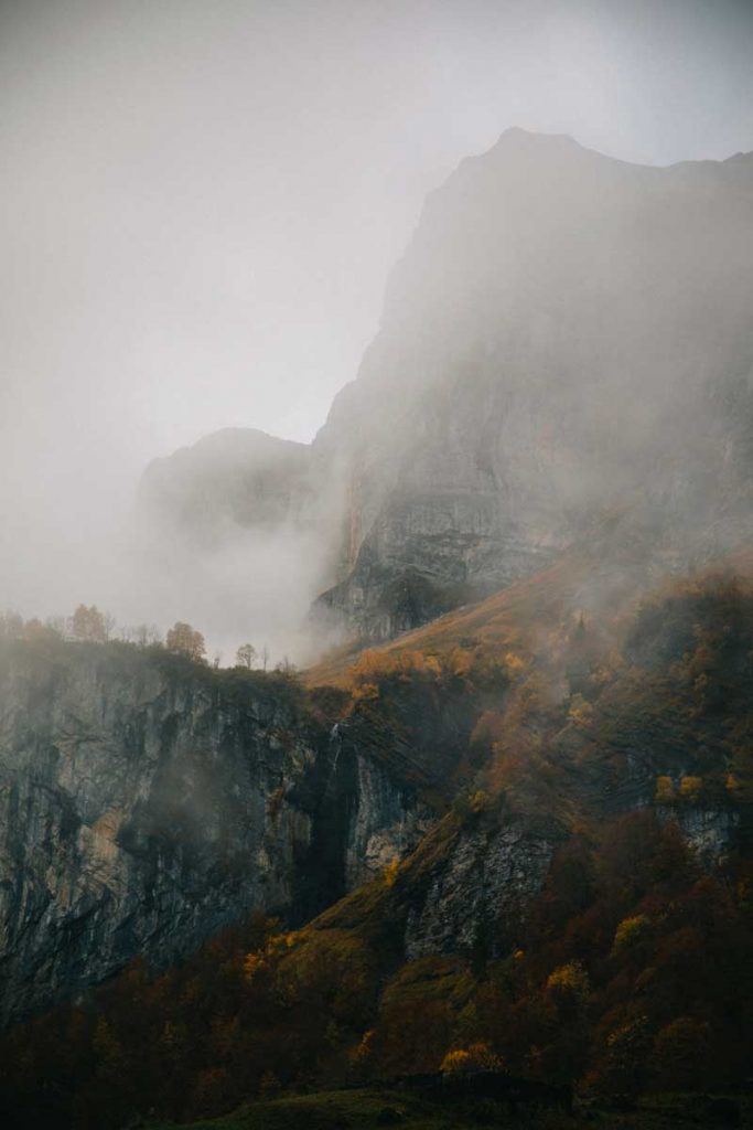 La brume dans les Alpes en randonnée dans le cirque de Sixt-fer-à-Cheval. crédit photo ; Clara Ferrand de Wildroad