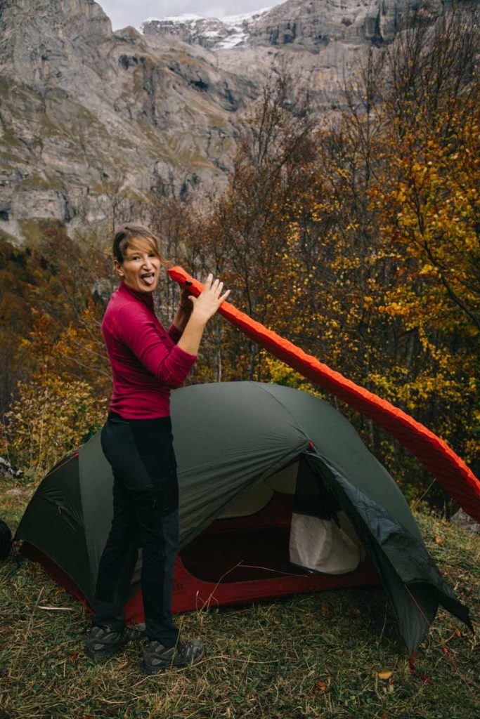 gonflage du matelas Thermarets pour un camping sauvage dans les Alpes. Crédit photo : Clara Ferrand de Wildroad