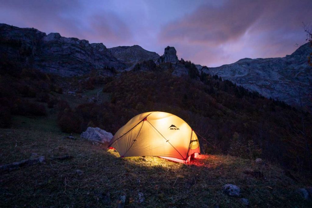 la tente MSR dans les Alpes pour une rands-bivouac. Crédit photo : clara Ferrand de Wildroad