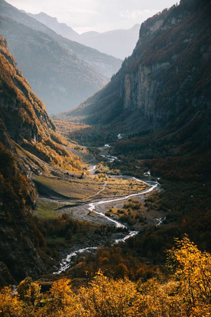 Panorama depuis le bout du monde dans le cirque de Sixt-fer-à-Cheval. Credit photo : Clara Ferrand de Wildroad