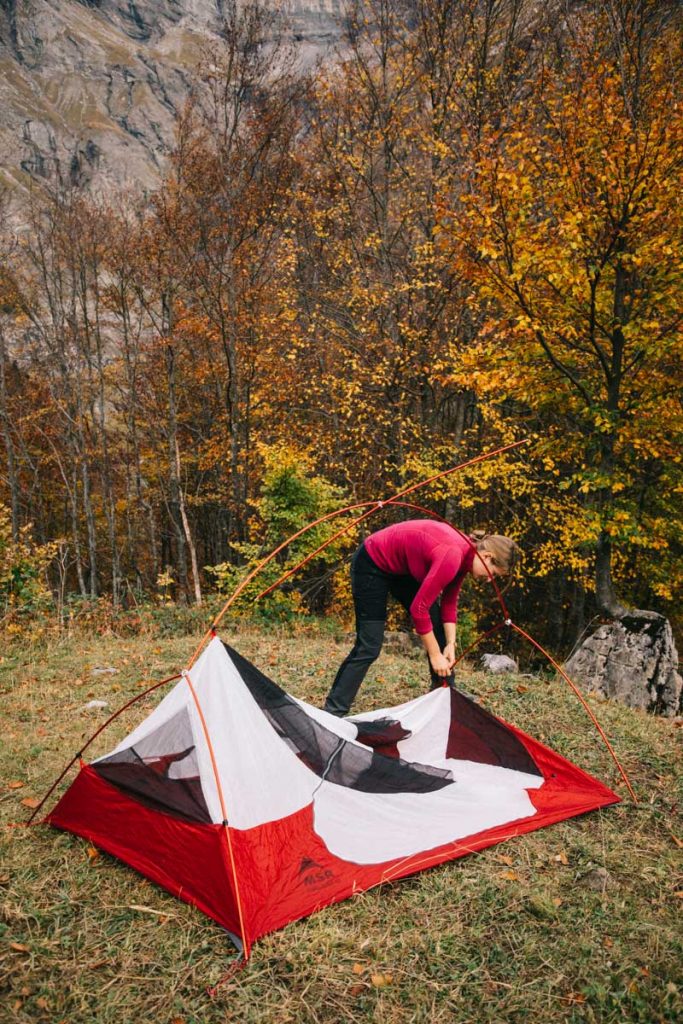 montage de la tente MSR hubba hubba dans les Alpes pour un bivouac. Credit photo : Clara Ferrand