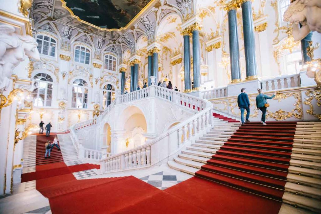 Le grand escalier Jourdain dans le palais d'Été au musée de l'Hermitage à Saint-Petersbourg