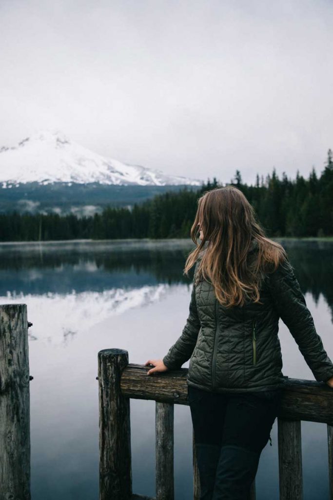 Le mont Hood en fond du lake de Trillium en Oregon