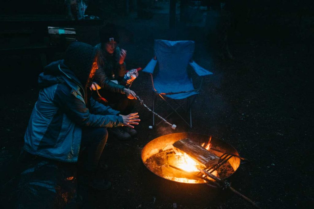 trillium lake camping un feu de camp. crédit photo : Clara Ferrand