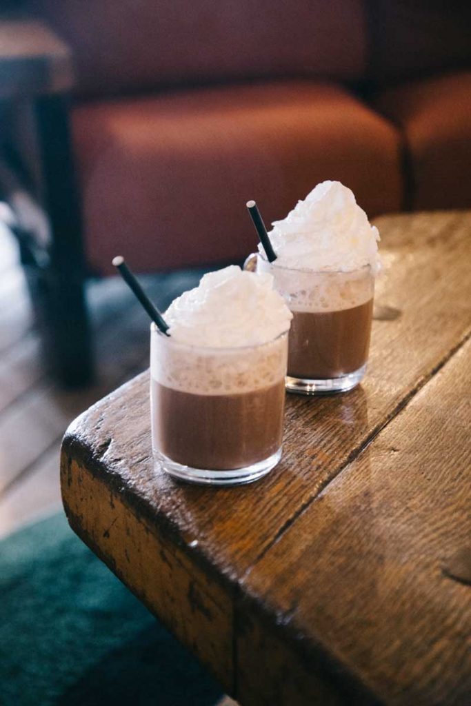 Chocolat chaud à l'intérieur de Timberline loger au pied du mont Hood. crédit photo : Clara Ferrand