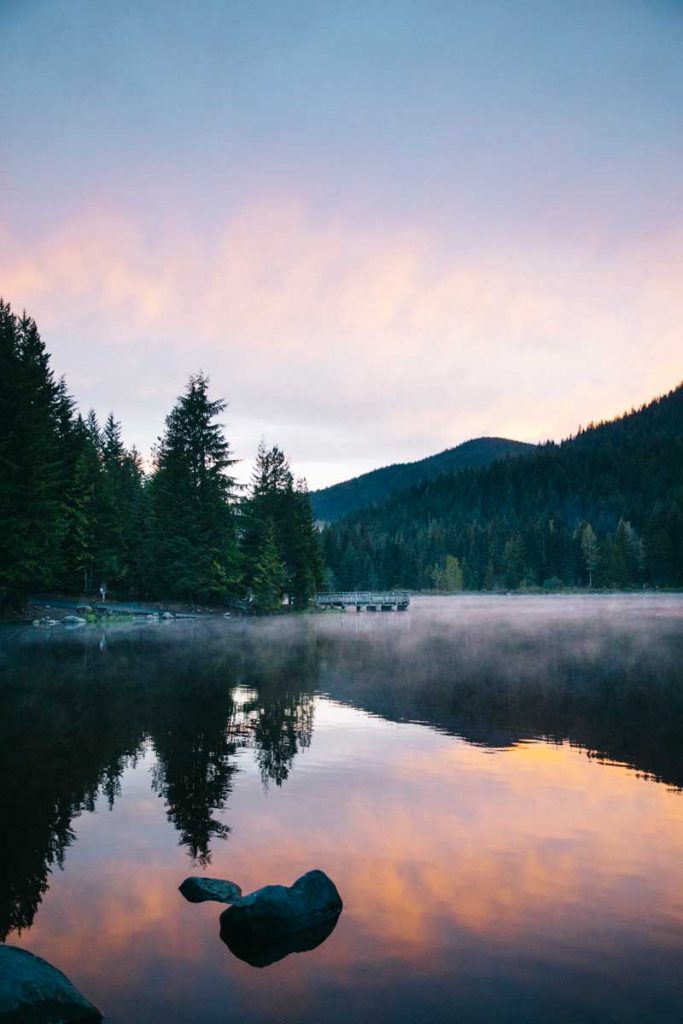 trillium lake au coucher du soleil en bas du mont hood. crédit photo : Clara Ferrand