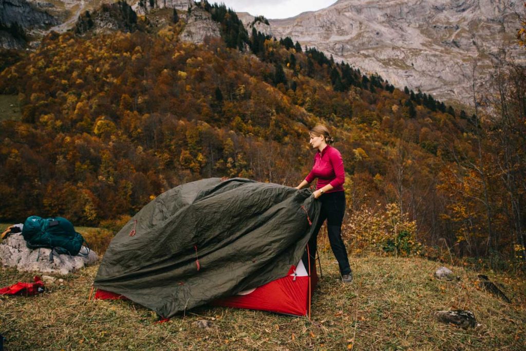 préparation du campement pour un camping sauvage dans le cirque de Sixt-Fer-à-Cheval en Haute Savoie. Crédit photo : clara Ferrand de Wildroad