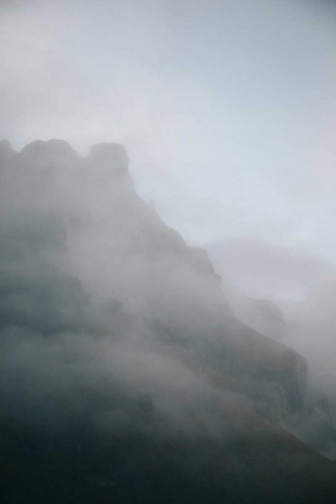 paysage lunaire dans le cirque de Sixt-fer-à-cheval après une randonnée au bout du monde. Crédit photo : Clara Ferrand #france #alpes #hautesavoie