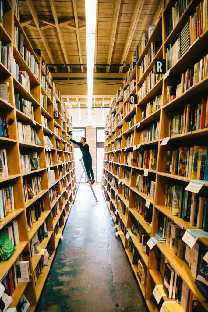 l'intérieur de la librairie indépendante Powell's Book en Oregon dans la ville de Portland. crédit photo : Clara Ferrand - Wildroad