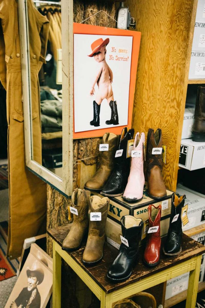 Les Santiago dans un magasin de frappe vintage à Portland downtown. credit photo : Clara Ferrand - Wildroad