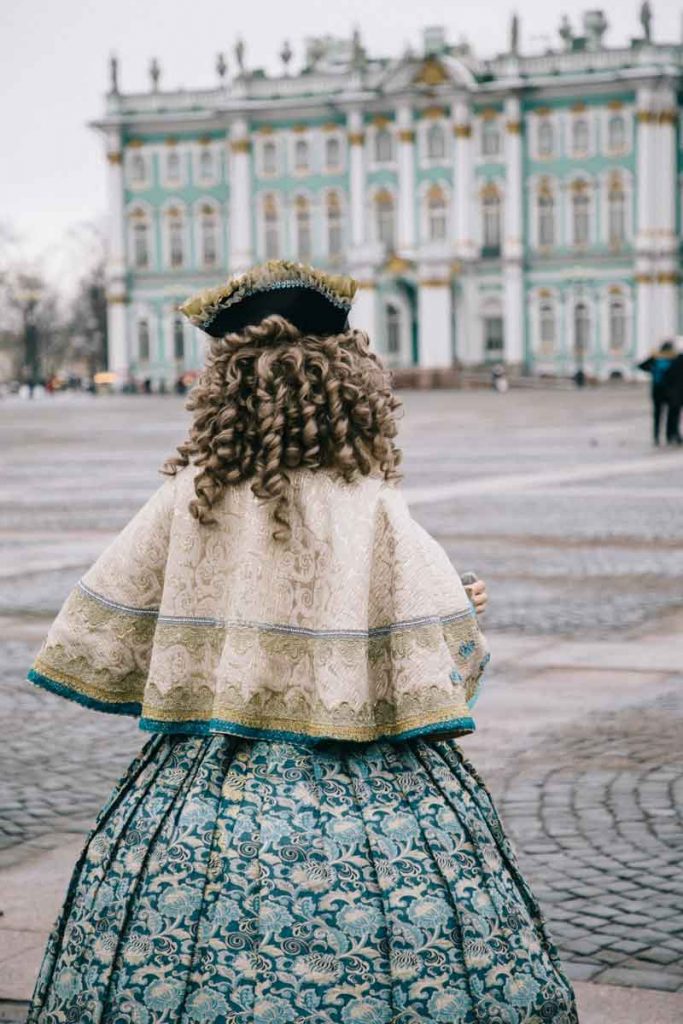 les personne costumés de la place du palais