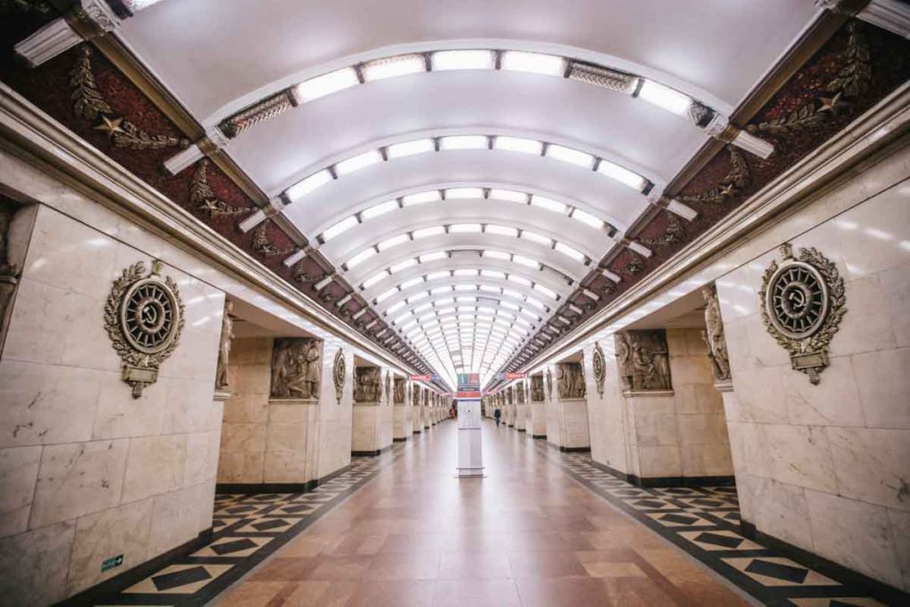 L'intérieur du métro de Saint-Petersbourg avec son ambiance communiste