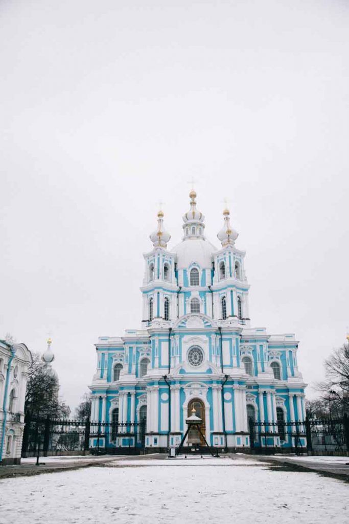 la cathédrale de Smolny et sa façade bleue à Saint-Petersbourg