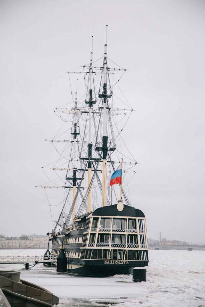 un navire sur la neva gelée à saint-Petersbourg