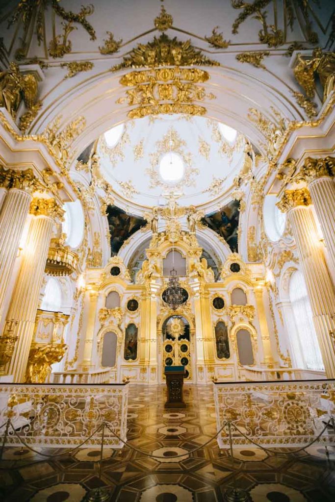 l'intérieur de la cathédrale de la forteresse Saint-Pierre et Saint-Paul à Saint-Pétersbourg