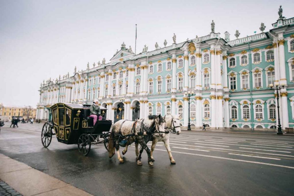 La place du palais avec le palais d'hiver et une calèche