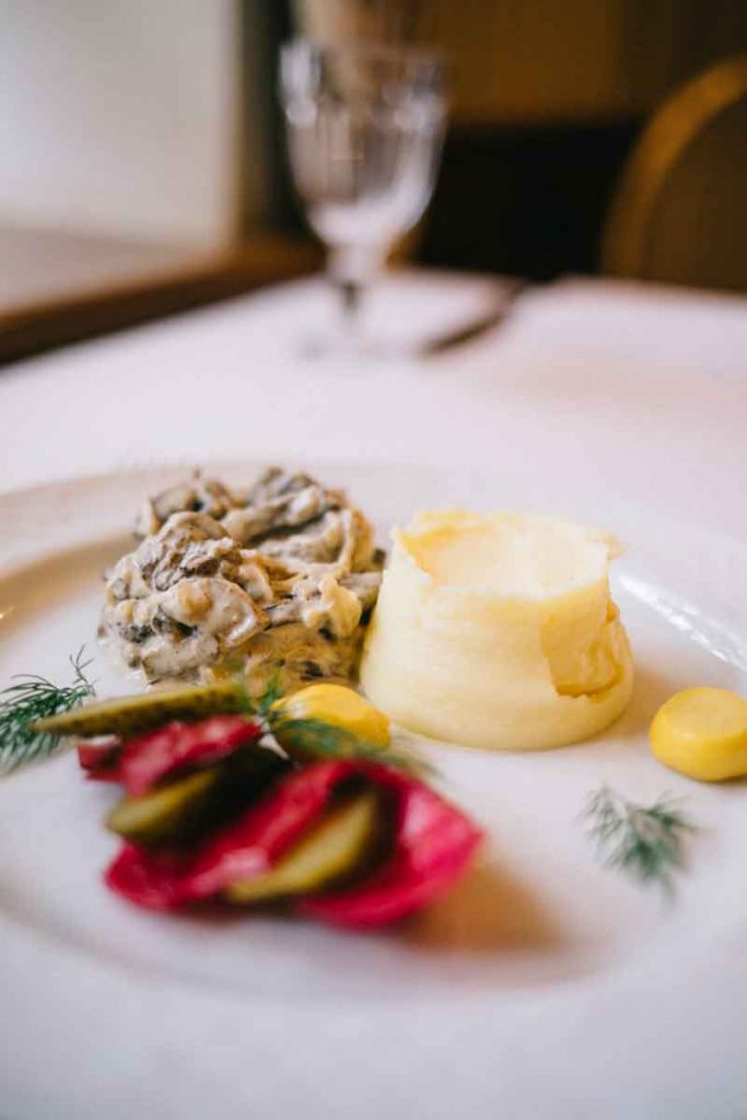 les plats typiques de la cuisine russe au restaurant Gogol à Saint-Petersbourg