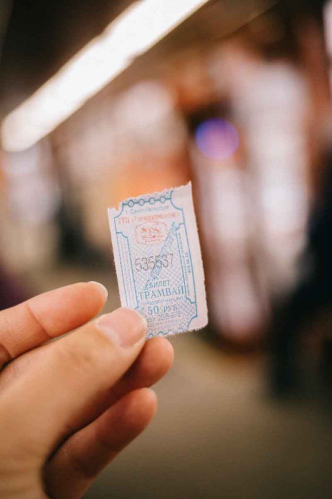Un ticket de Tramway pour le transport en commun à Saint-Pétersbourg
