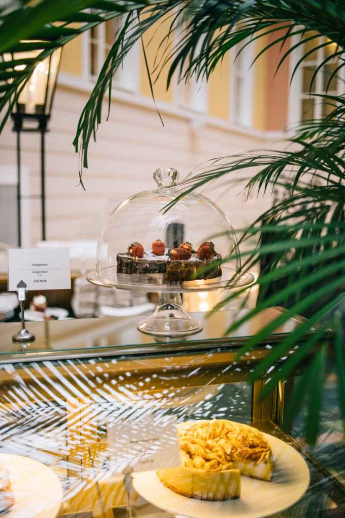les pâtisserie de l'hôtel belmond dans sa terrasse extérieur