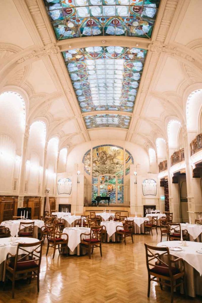 la salle de dîner aux vitraux art déco du Grand hôtel Europe à Saint-Pétersbourg