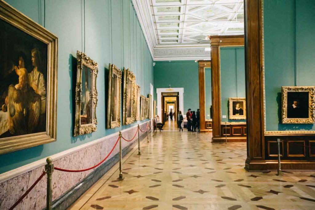 Salle du peintre Rembrandt au musée de l'Hermitage en Russie