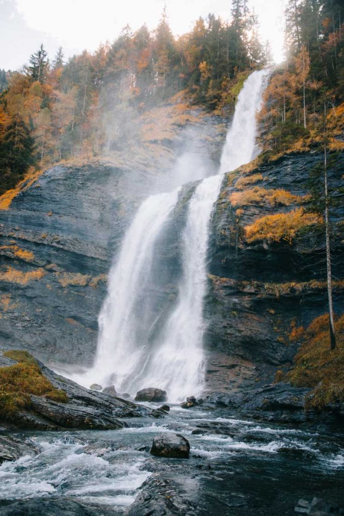 La cascade du Rouget à Sixt-Fer-à-Cheval en Haute Savoie. Crédit photo : Clara Ferrand de Wildroad #hautesavoie #france #clascadedurouget #hike 