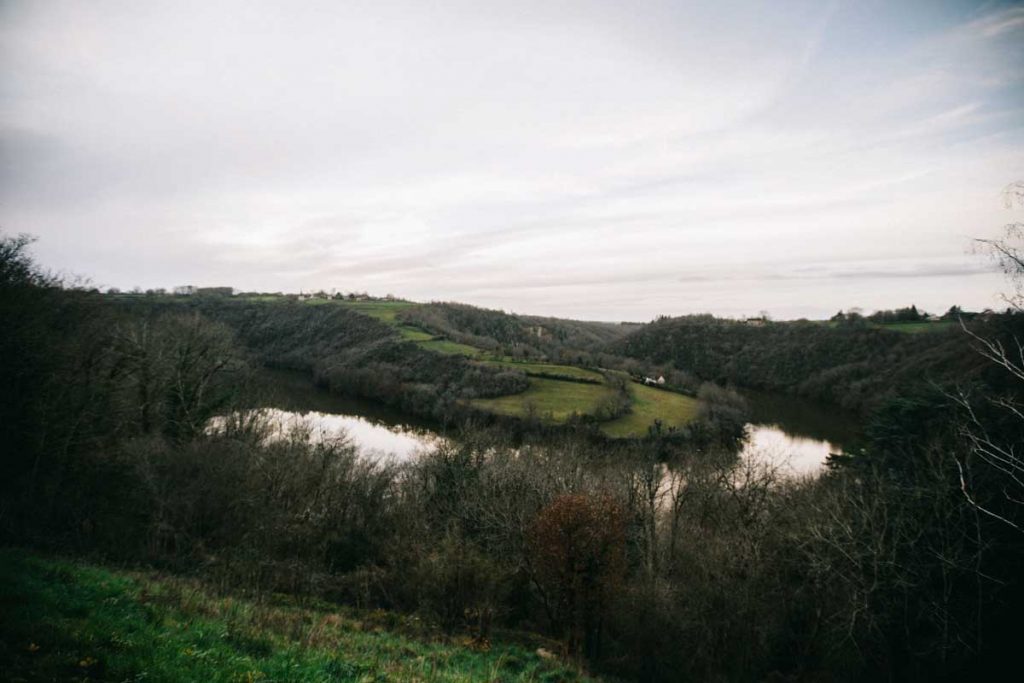 Le panorama de la boucle du Pin dans la vallée de la creuse. crédit photo : Clara Ferrand - blog Wildroad