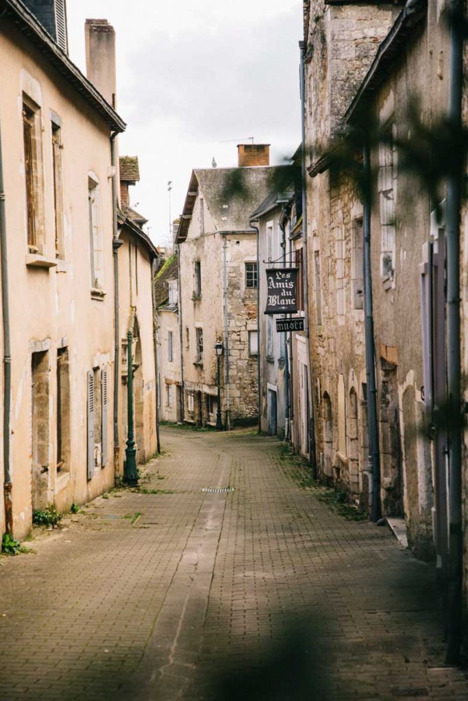 Le village de le Blanc et ses ruelle médiévale dans l'Indre. crédit photo : Clara Ferrand - blog Wildroad